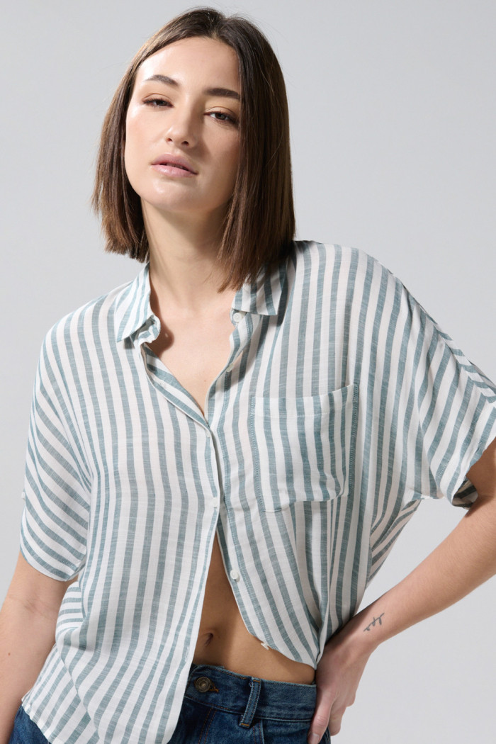Blusa a rayas crema clara manga corta con botones