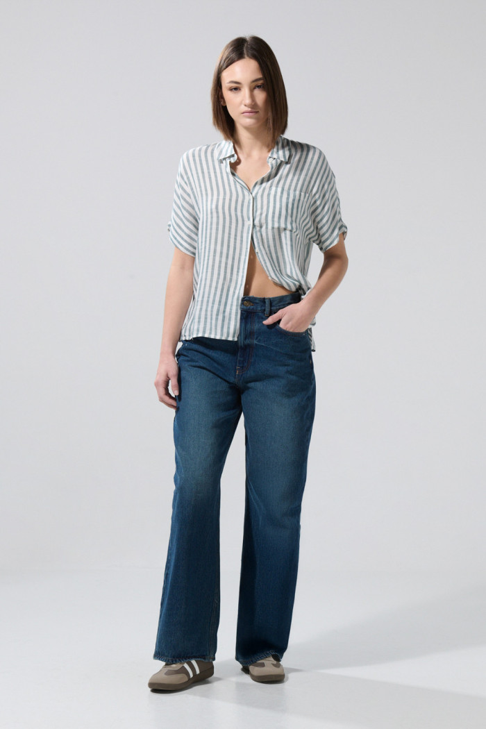 Blusa a rayas crema clara manga corta con botones