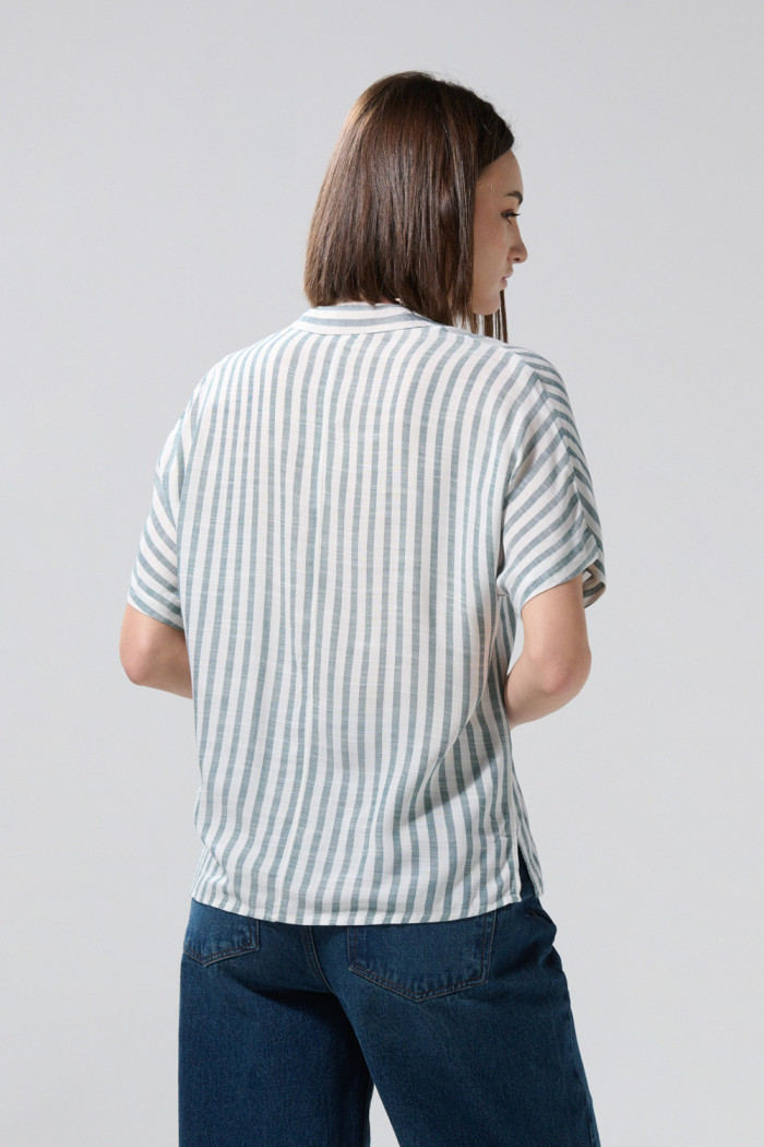 Blusa a rayas crema clara manga corta con botones