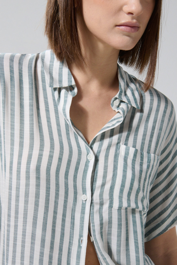 Blusa a rayas crema clara manga corta con botones