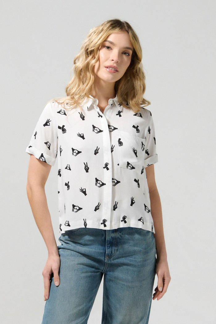 Blusa crop crema clara con diseños de manos