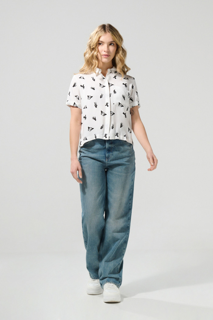 Blusa crop crema clara con diseños de manos