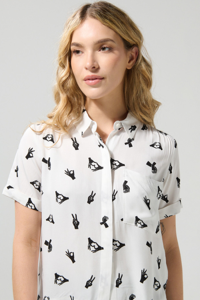 Blusa crop crema clara con diseños de manos