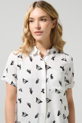 Blusa crop crema clara con diseños de manos