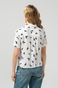 Blusa crop crema clara con diseños de manos