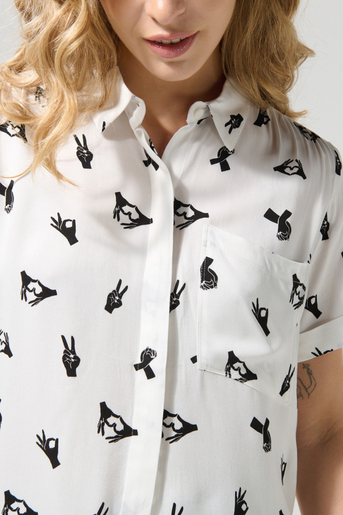 Blusa crop crema clara con diseños de manos