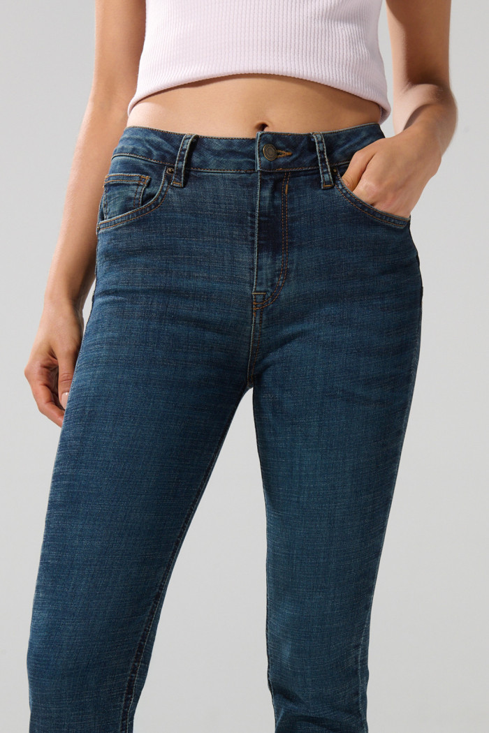 Jean push up azul oscuro ajustado con tiro alto