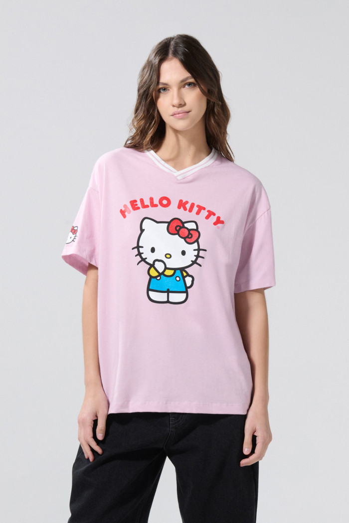 Camiseta cuello V oversize rosada con diseños de Hello Kitty