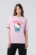 Camiseta cuello V oversize rosada con diseños de Hello Kitty