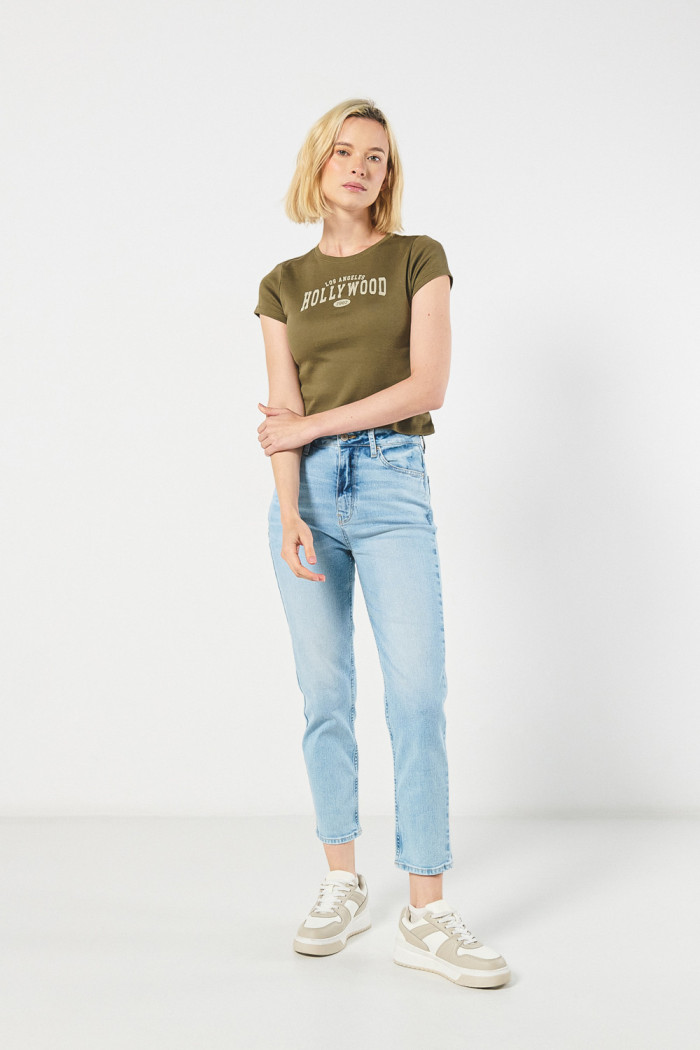 Jean mom súper tiro alto azul con bota recta y bolsillos