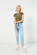 Jean mom súper tiro alto azul con bota recta y bolsillos