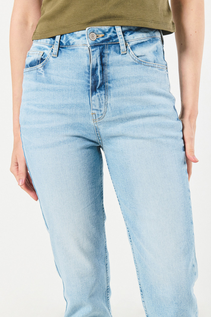 Jean mom súper tiro alto azul con bota recta y bolsillos