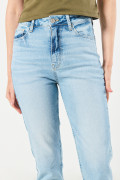 Jean mom súper tiro alto azul con bota recta y bolsillos