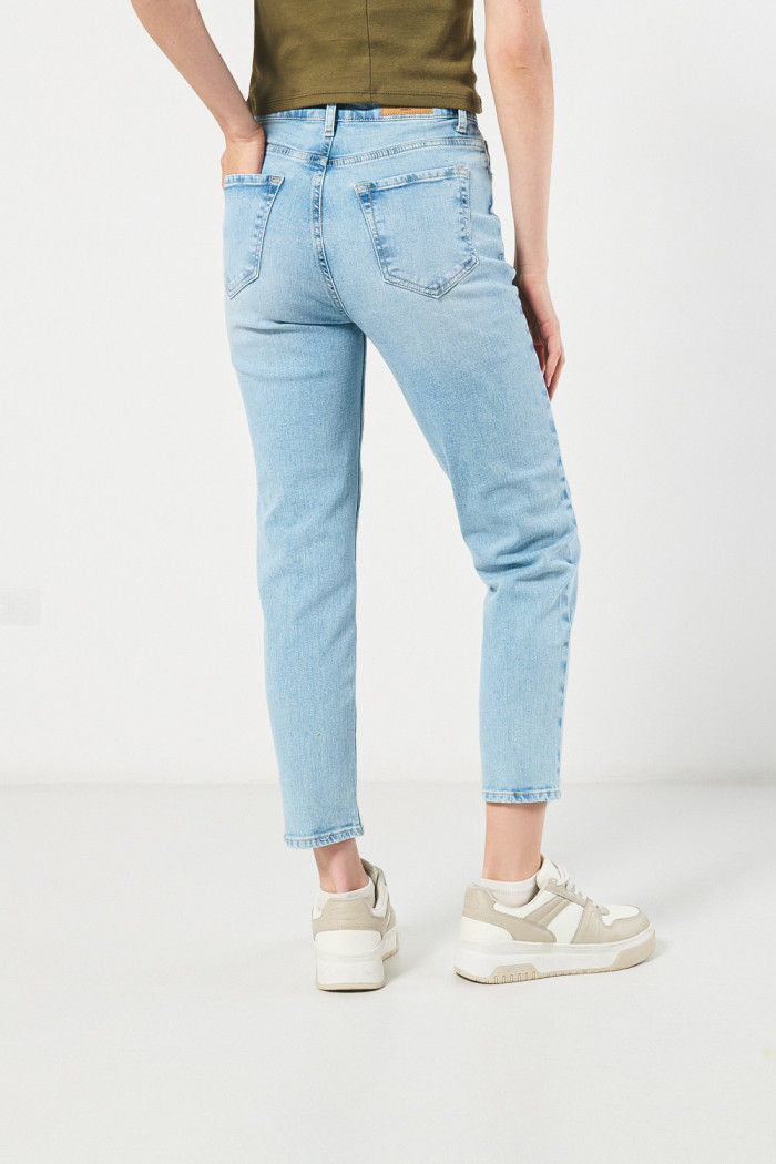 Jean mom súper tiro alto azul con bota recta y bolsillos
