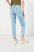Jean mom súper tiro alto azul con bota recta y bolsillos