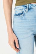 Jean mom súper tiro alto azul con bota recta y bolsillos
