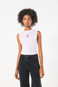 Camiseta manga sisa lila con bordado de Daisy en frente