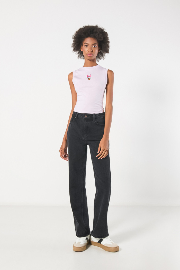 Camiseta manga sisa lila con bordado de Daisy en frente