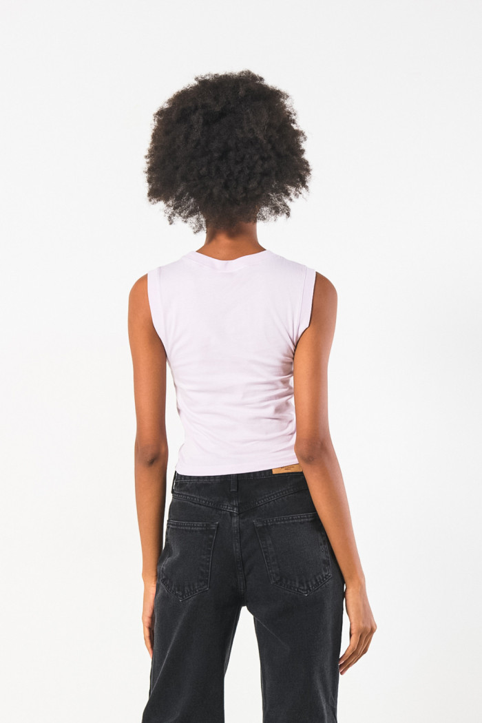 Camiseta manga sisa lila con bordado de Daisy en frente