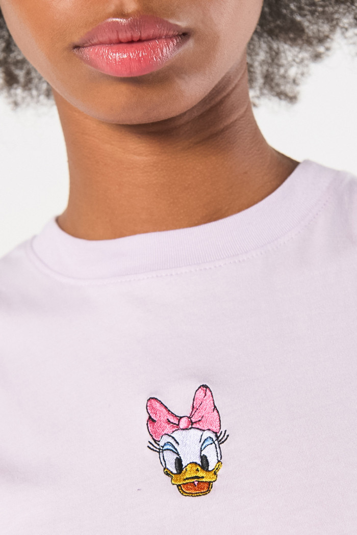 Camiseta manga sisa lila con bordado de Daisy en frente