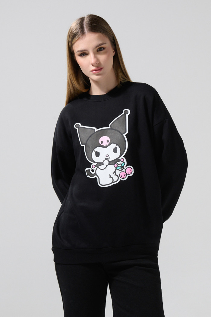 Buzo cuello redondo negro oversize con arte de Kuromi