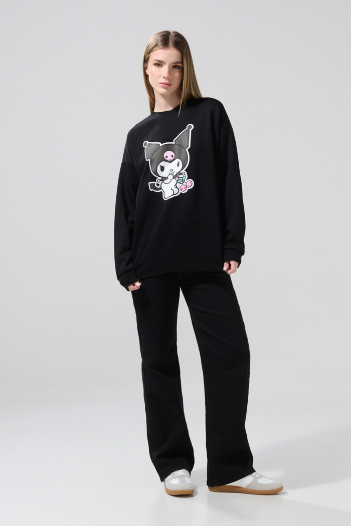 Buzo cuello redondo negro oversize con arte de Kuromi