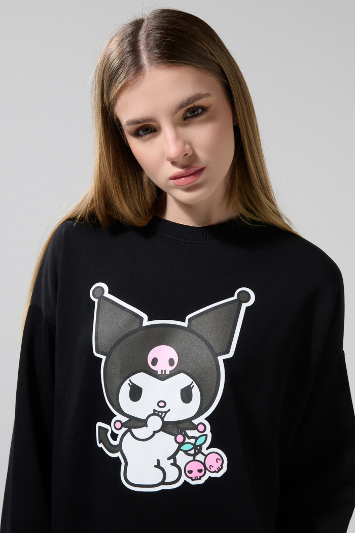 Buzo cuello redondo negro oversize con arte de Kuromi