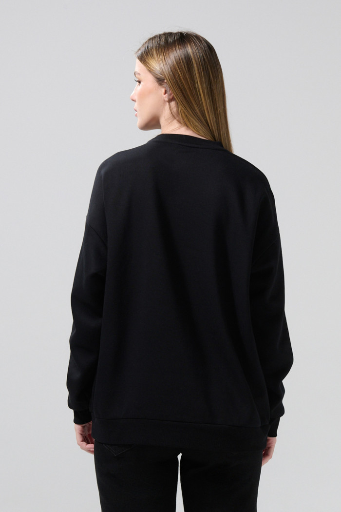 Buzo cuello redondo negro oversize con arte de Kuromi