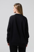 Buzo cuello redondo negro oversize con arte de Kuromi