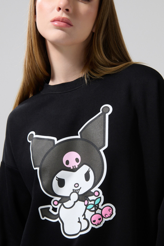 Buzo cuello redondo negro oversize con arte de Kuromi