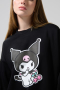 Buzo cuello redondo negro oversize con arte de Kuromi