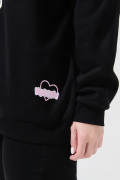 Buzo cuello redondo negro oversize con arte de Kuromi
