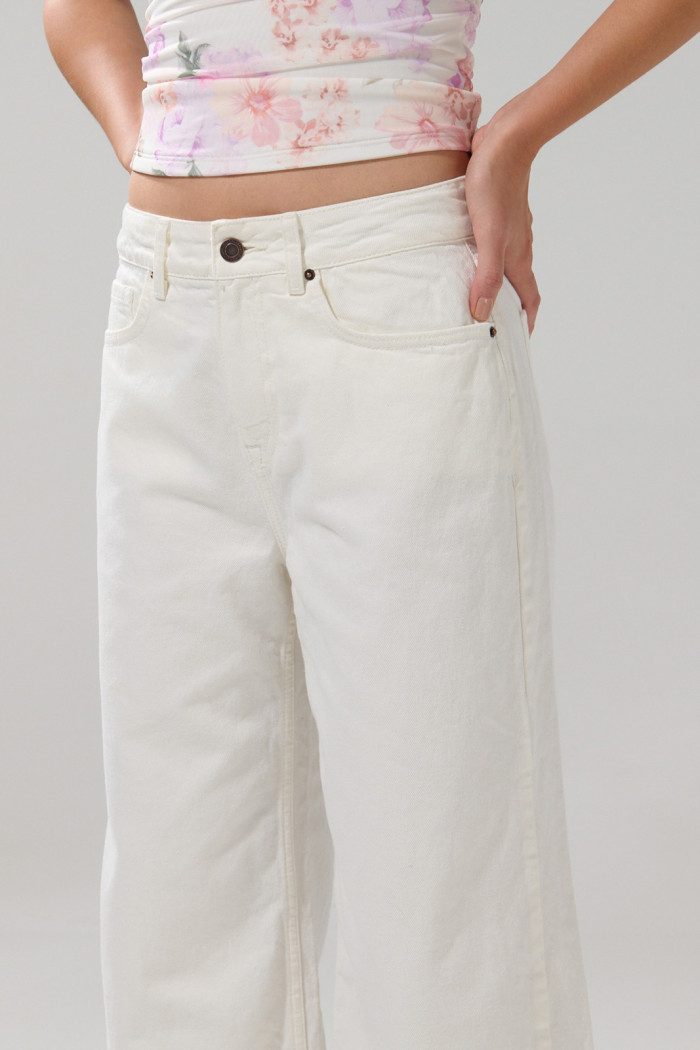 Jean culotte crema claro con bota ancha y tiro alto