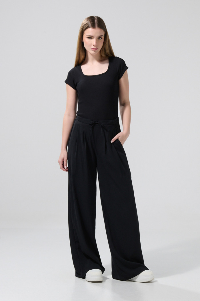 Pantalón negro palazzo con tiro alto y bota ancha