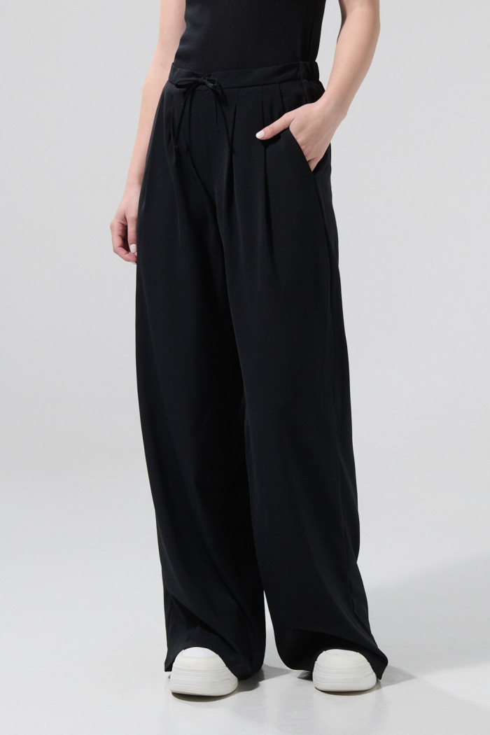 Pantalón negro palazzo con tiro alto y bota ancha