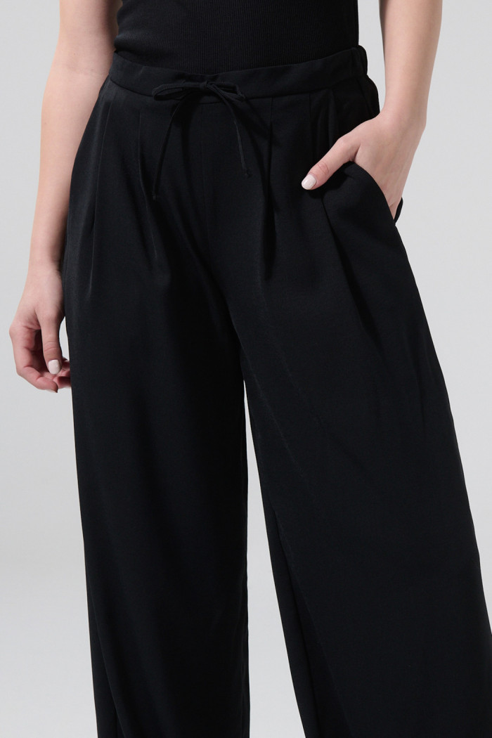 Pantalón negro palazzo con tiro alto y bota ancha