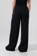 Pantalón negro palazzo con tiro alto y bota ancha
