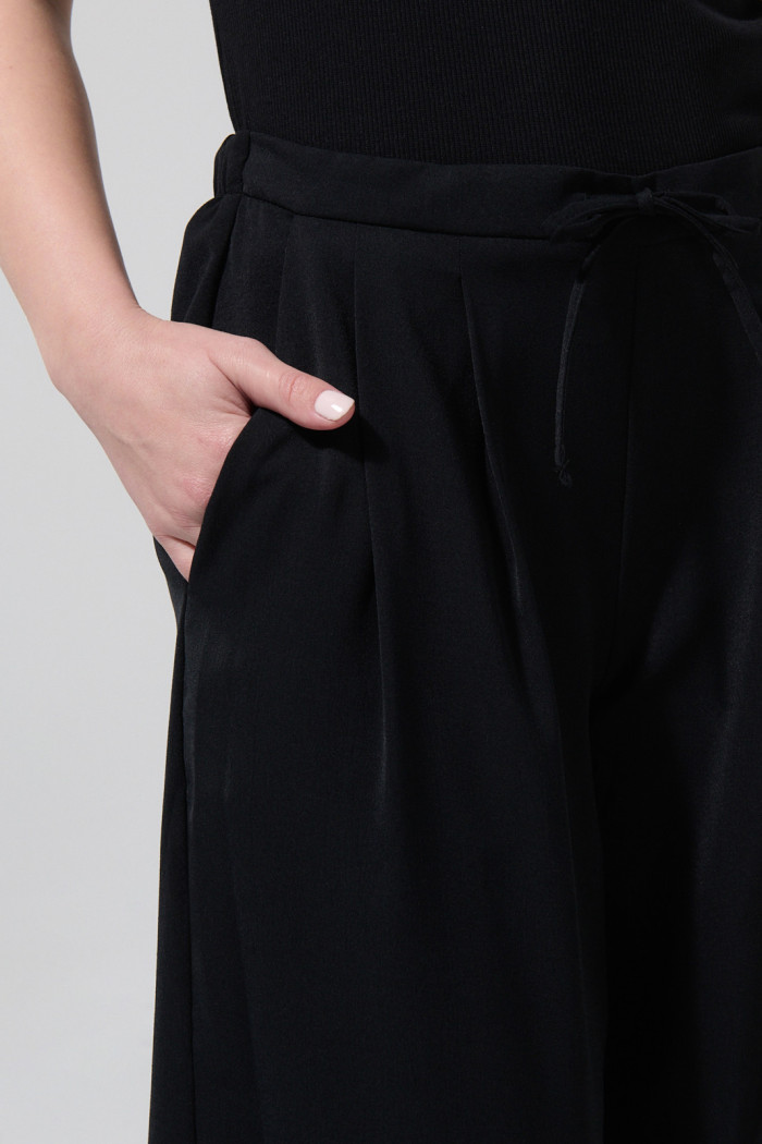 Pantalón negro palazzo con tiro alto y bota ancha