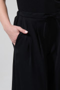 Pantalón negro palazzo con tiro alto y bota ancha