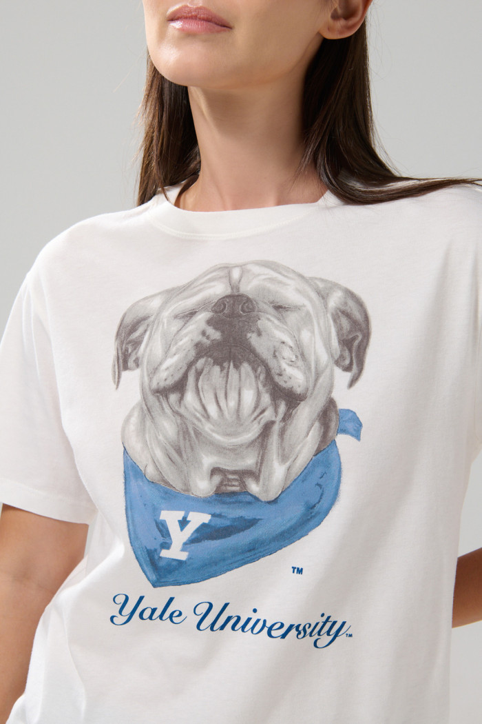 Camiseta crema cuello redondo con arte de Yale