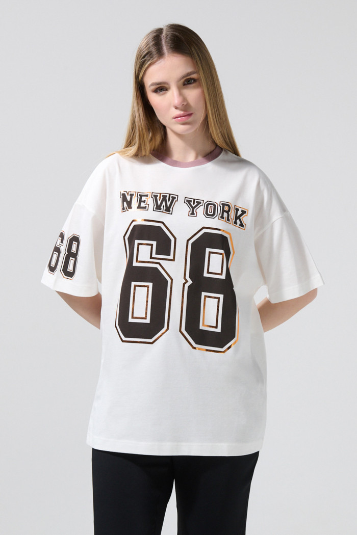 Camiseta crema clara oversize college con manga corta