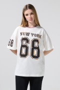 Camiseta crema clara oversize college con manga corta
