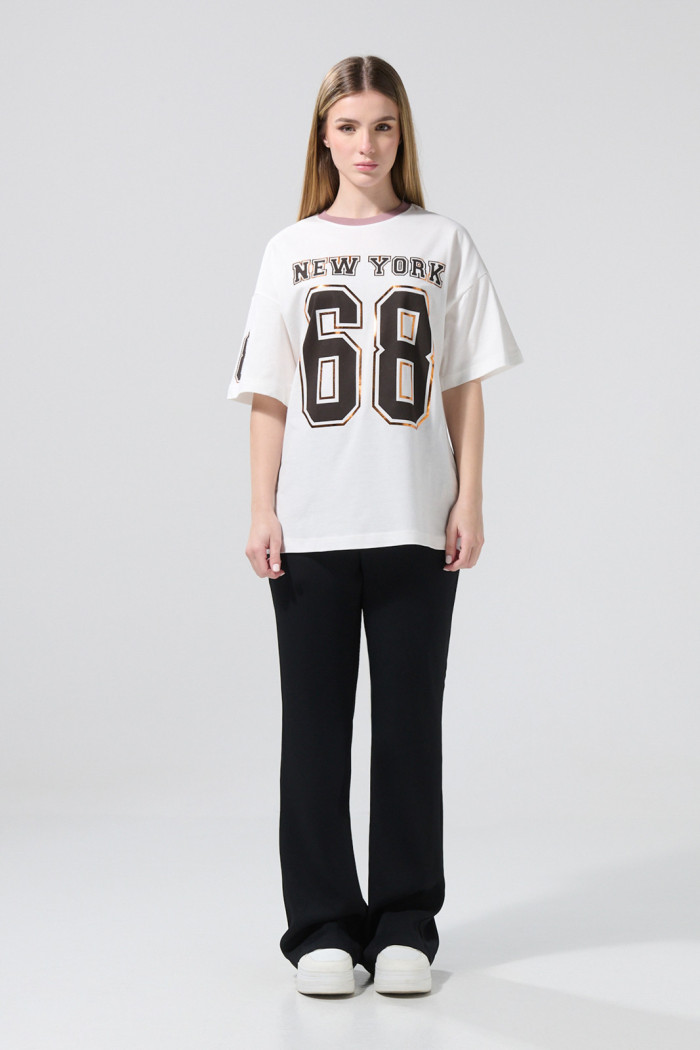 Camiseta crema clara oversize college con manga corta