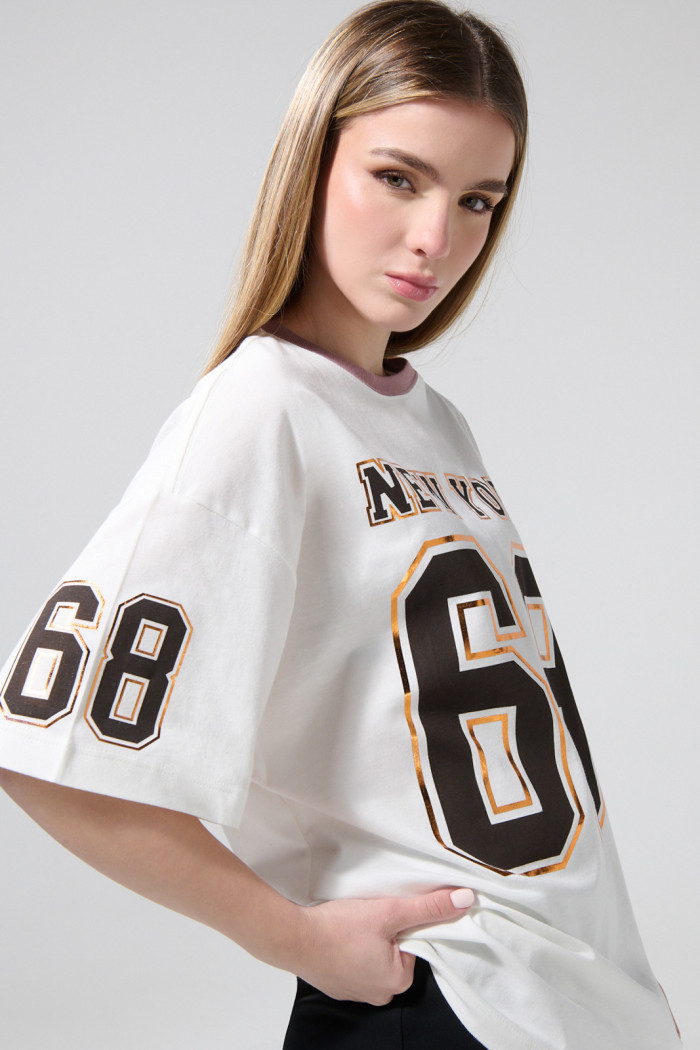 Camiseta crema clara oversize college con manga corta