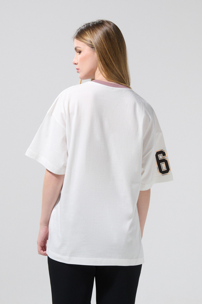 Camiseta crema clara oversize college con manga corta