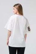 Camiseta crema clara oversize college con manga corta