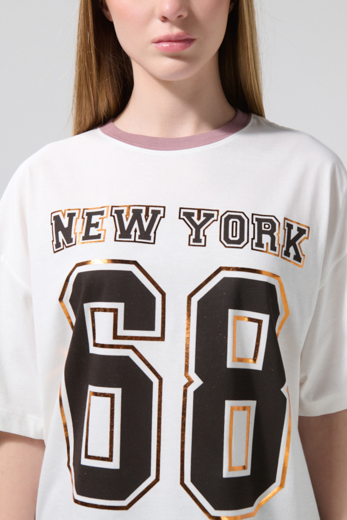 Camiseta crema clara oversize college con manga corta