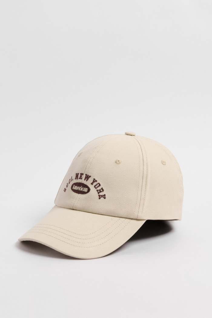Cachucha crema beisbolera con diseño college en frente