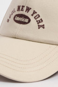 Cachucha crema beisbolera con diseño college en frente
