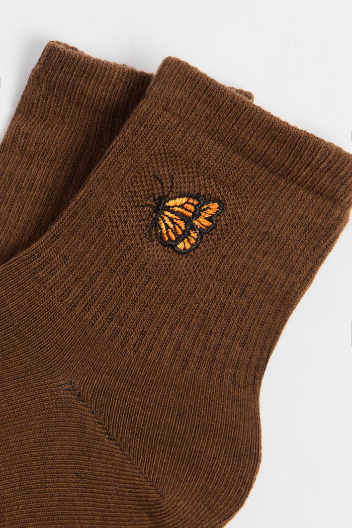Medias cortas unicolores con bordado de mariposa